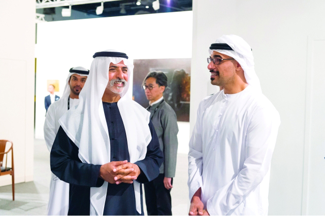 "Ⅶ خالد بن محمد بن زايد ونهيان بن مبارك خلال الجولة في المعرض"