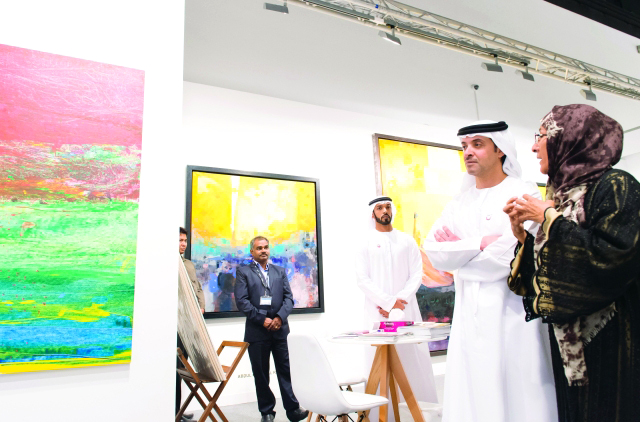 "Ⅶ هزاع بن زايد خلال جولته في معرض فن أبوظبي | وام"