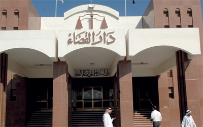 محاكمة 3 متهمين بسرقة بطاريات الشاحنات في رأس الخيمة