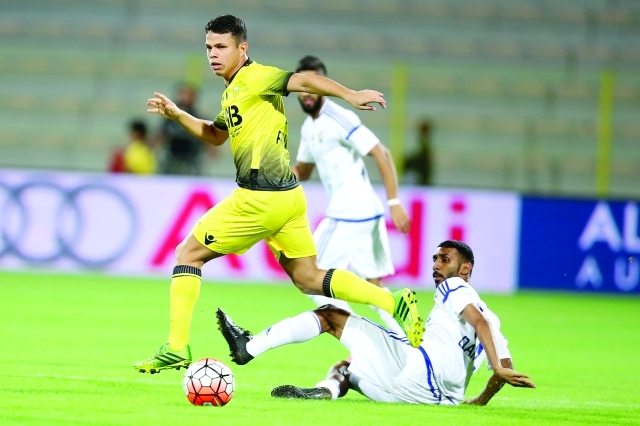 "■ ليما مهاجم الوصل يراوغ مدافعي الظفرة  |  تصوير: سالم خميس"