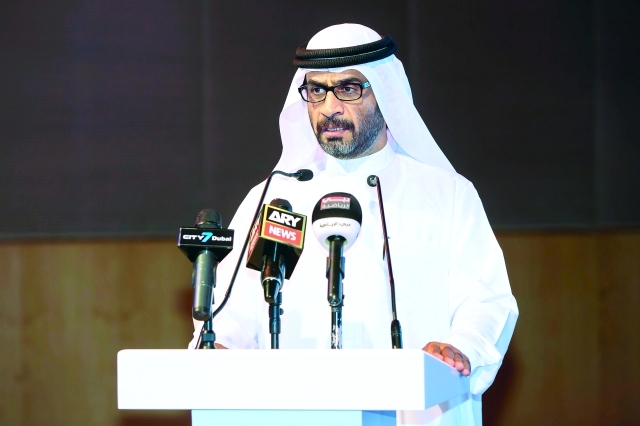 "■ عبد الله حمدان بن دلموك متحدثاً خلال المؤتمر الصحافي"