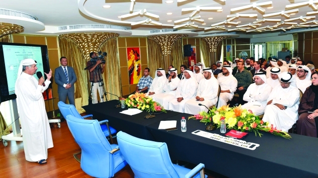 "■ سعيد حارب خلال لقائه فرق العمل ومنتسبي المجلس ونادي دبي الدولي للرياضات البحرية | البيان"