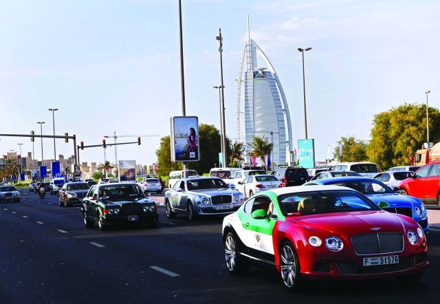 "■ فنون الزينة والألوان تتجلى على هياكل السيارات المشاركة | البيان"