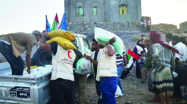 "■ .. أثناء نقل المساعدات | وام"
