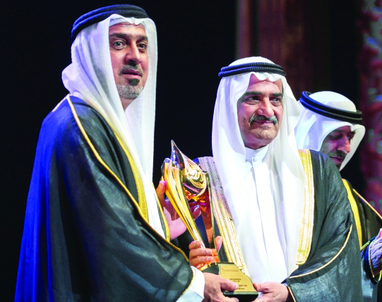 "■ حمد الشرقي يتسلم الجائزة من سلطان بن خليفة | وام"