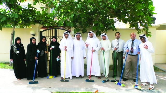 " المشاركون في حملة «تنظيف السكيك»"
