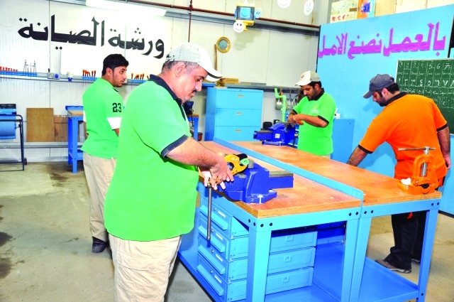 " جانب من ورش التأهيل المهني في مركز زايد الزراعي"