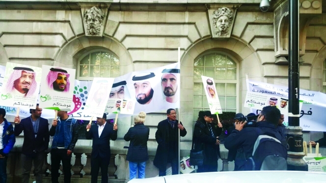 "جانب من الوقفة التضامنية في لندن البيان"