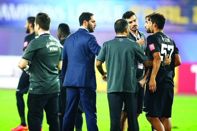 "■ النابودة مع لاعبي الأهلي عقب المباراة | البيان"