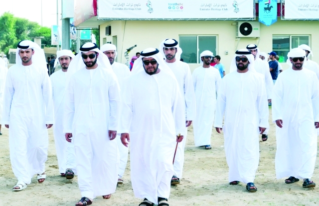 "■ سلطان بن زايد خلال حضوره السباق بحضور خالد بن سلطان"