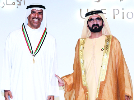 "■ محمد بن راشد خلال تكريمه علي بوجسيم | البيان"