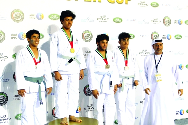 "■ عبدالمنعم الهاشمي يتوج الفائزين"
