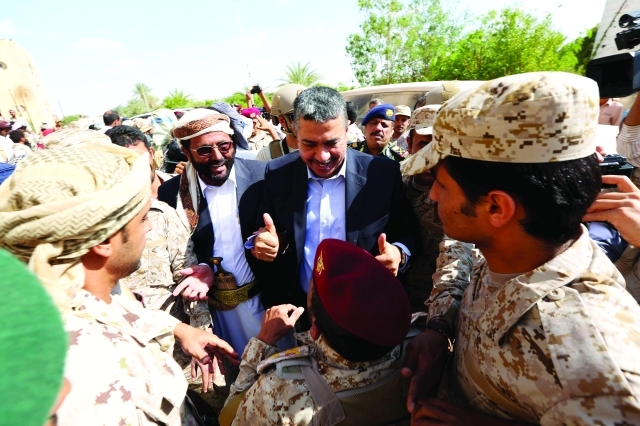 "■ بحاح يتحدث إلى ضابط بالجيش بعد وصوله إلى مأرب | رويترز"
