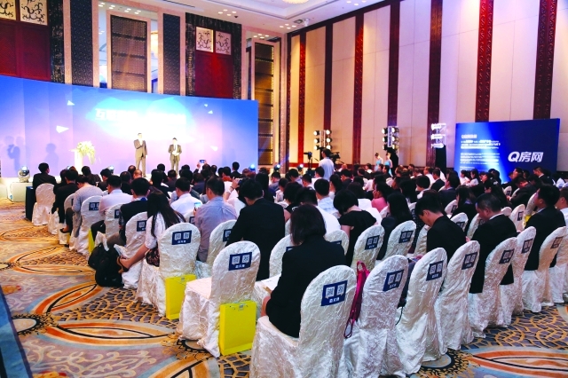 "■ الحضور خلال توقيع الاتفاقية في شنزن الصينية  |  البيان"