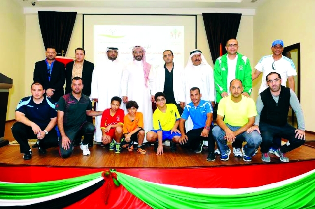 "■ عبد الله بو خاطر مع مسؤولي البطولة المدرسية | البيان"
