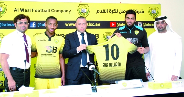 "■ الزعابي يحمل قميص الوصل بحضور العامري ومدير بالحصا وسالمين خميس | البيان"