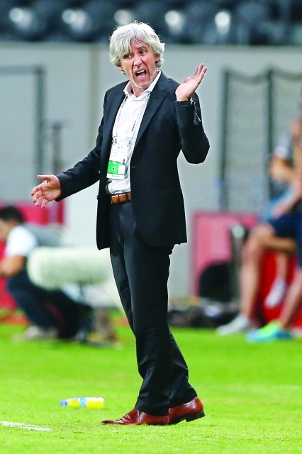 "■ إيفان مدرب النصر يوجه لاعبيه خلال اللقاء"