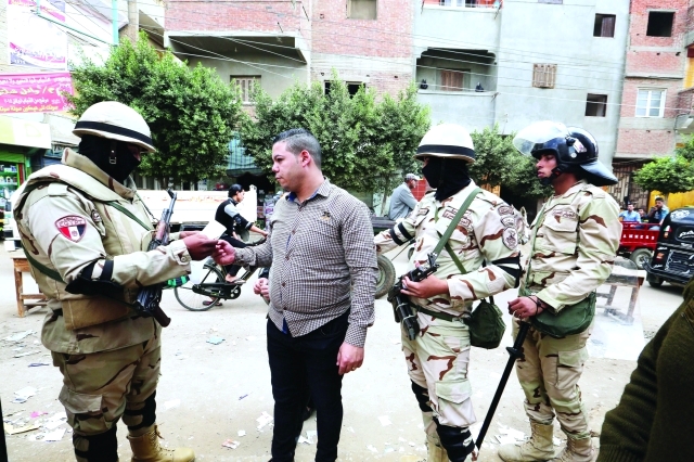 "■جنود مصريون يدققون في بطاقة أحد الناخبين في طنطا | إي بي إيه"