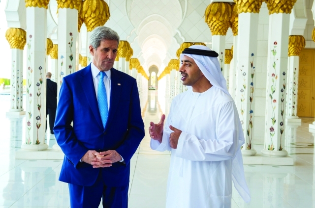 "■ عبدالله بن زايد متحدثاً مع جون كيري"