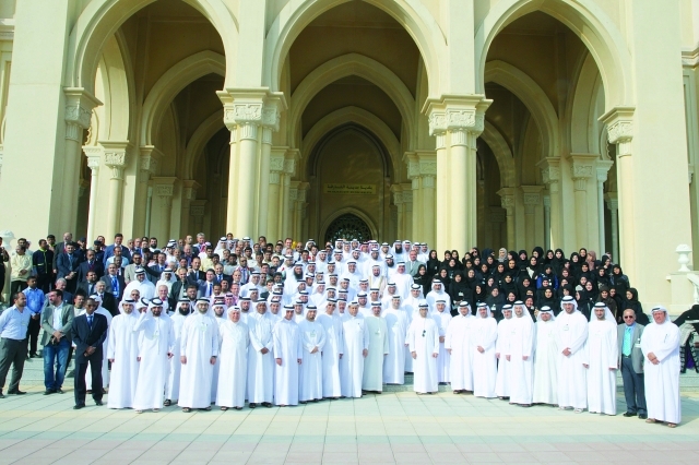 "Ⅶ حاكم الشارقة في لقطة جماعية مع أعضاء المجالس البلدية وموظفي البلدية"