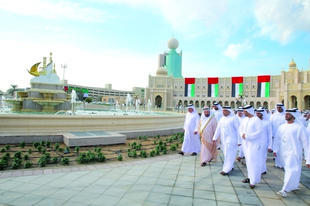 "Ⅶ سلطان القاسمي في ساحة النصب مستمعاً من منفذيه عن إبداعات تصميمه وإيحاءاته وتعابيره الفنية | من المصدر"