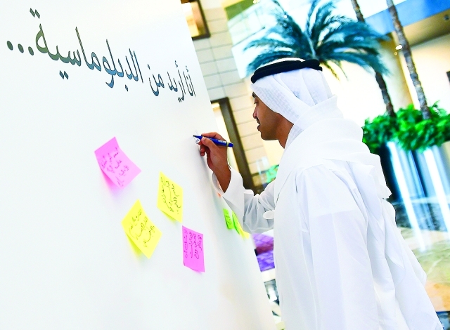 "■ عبدالله بن زايد يكتب مقترحه على «حائط الابتكار» | وام"