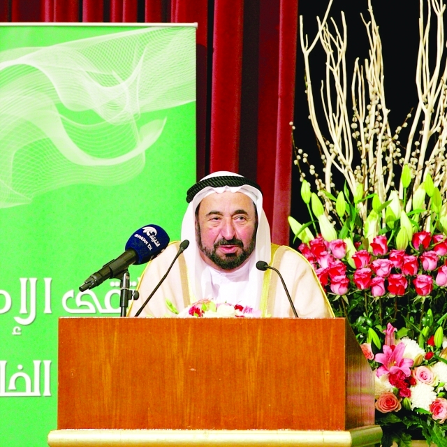"■ سلطان القاسمي مخاطباً الملتقى"