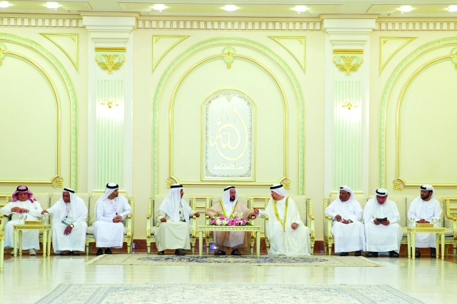 "■ حاكم الشارقة يلتقي جانباً من المشاركين في الفعالية"