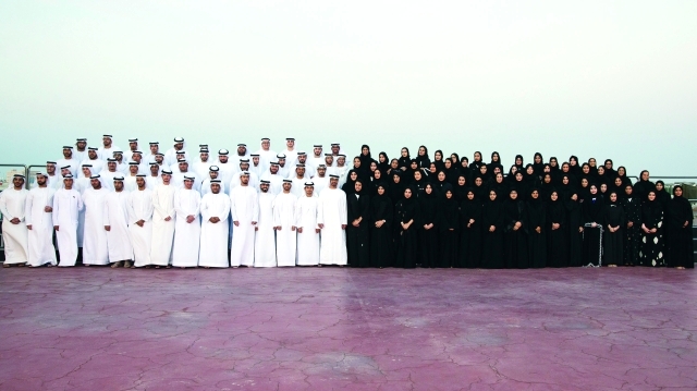 "■ محمد بن زايد يتوسط الطلبة المشاركين ببرنامج سفراء شباب الإمارات | وام"