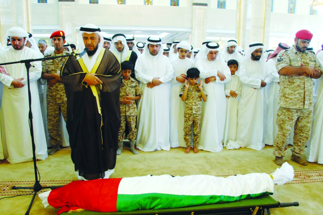 "■ راشد الشرقي والجموع يؤدون صلاة الجنازة على شهيد الوطن ناصر علي البلوشي | وام"