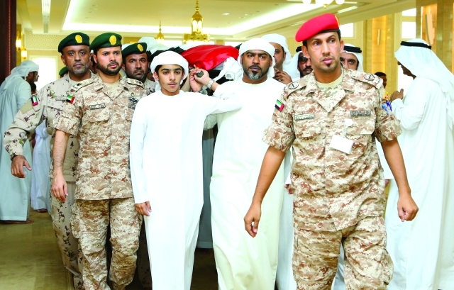 "■ شهيد الوطن على الأكتاف خلال مراسم تشييعه إلى مثواه الأخير | تصوير: زيشان أحمد"