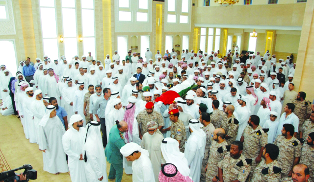 "■ جموع المشيعين يحملون جثمان شهيد الوطن"