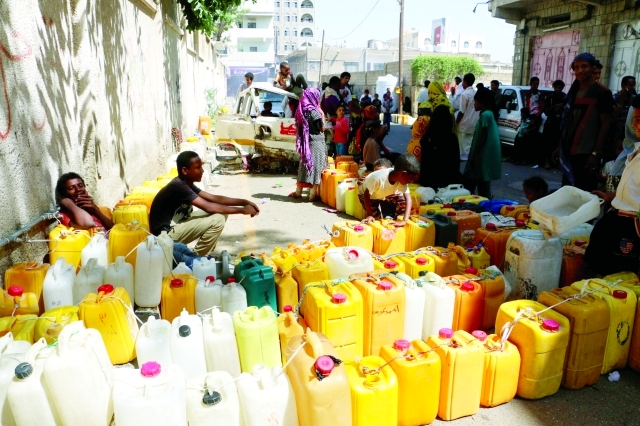 "■ انتظار طويل للحصول على مياه الشرب في تعز المحاصرة من الميليشيات | البيان"