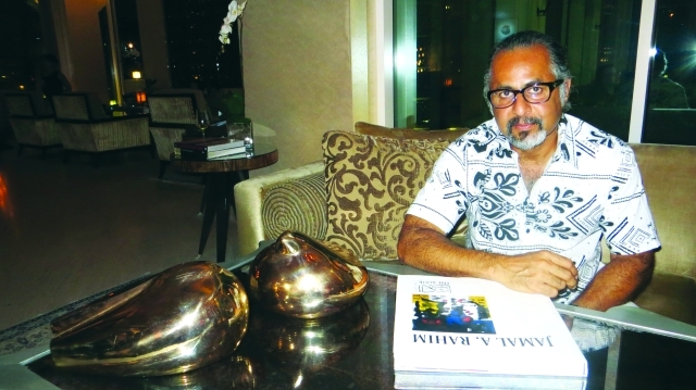 "■ عبد الرحيم بجانب منحوتتين له وكتاب يضم مسيرته الفنية"