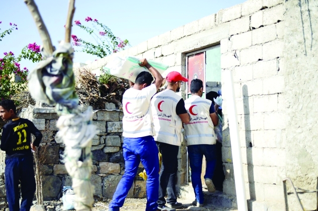 "■ متطوعون من الهلال الأحمر يوزعون مواد الإغاثة في عدن  |  البيان"