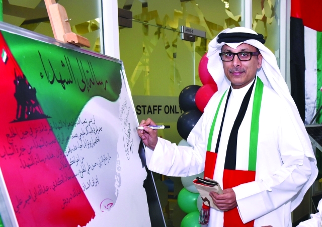 "Ⅶ عبد اللطيف الشامسي يوقع على لوحة المناسبة | من المصدر"