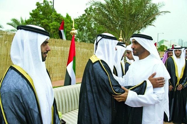 "■ نهيان بن زايد يهنئ العرسان"