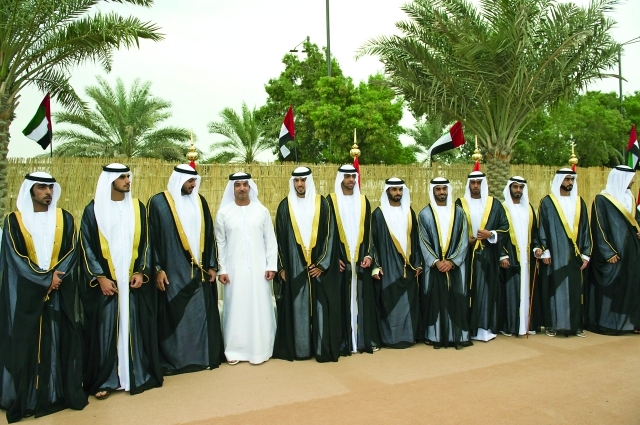 "■ هزاع بن زايد يتوسط عدداً من العرسان"