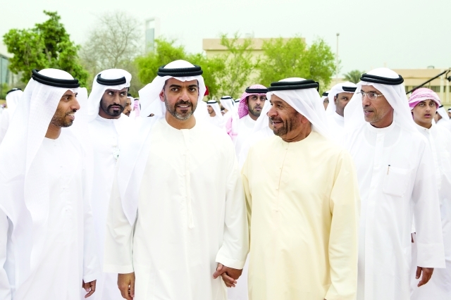 "■ سرور بن محمد وحامد بن زايد وسهيل المزروعي وجانب من الحضور| وام"