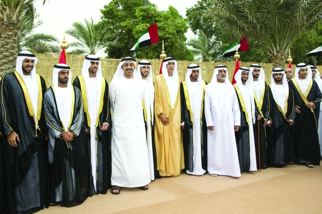 "■ عبدالله بن زايد ونهيان بن مبارك يتوسطان عدداً من العرسان"