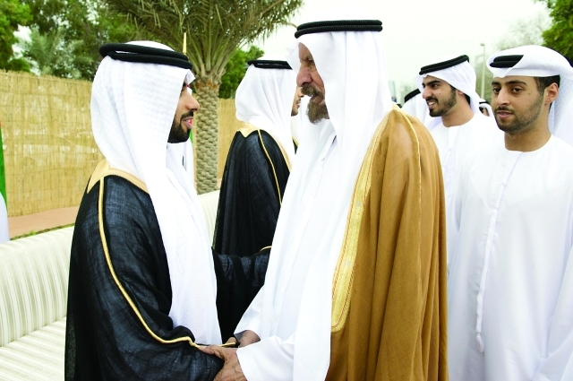 "■ أحمد خليفة السويدي يهنئ العرسان"