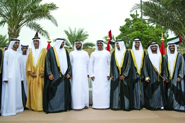 "■ ذياب وخالد بن محمد بن زايد وعدد من العرسان وحضور الحفل"