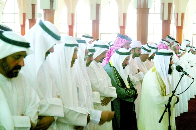 "■ سلطان القاسمي وحميد النعيمي والشيوخ يؤدون صلاة الجنازة على الفقيد | من المصدر"