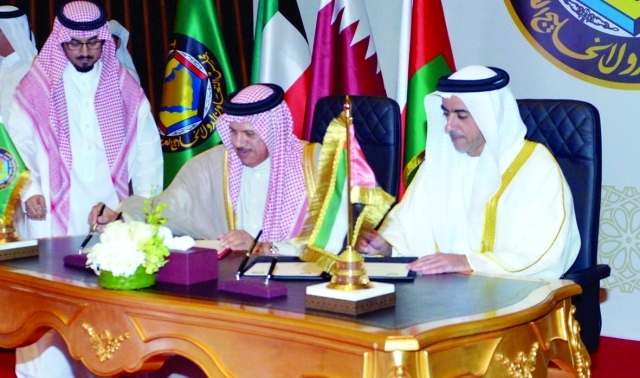 "■ سيف بن زايد وعبداللطيف الزياني خلال توقيع الاتفاقية | من المصدر"