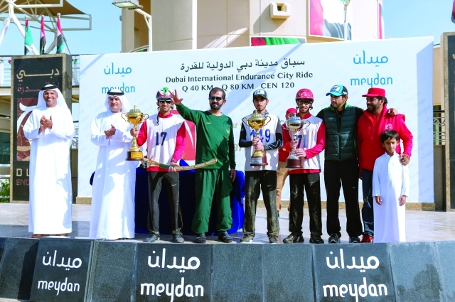 "■ محمد بن راشد يشير بالعلامة الثلاثية الشهيرة بحضور حمدان بن محمد عقب تتويجه الأبطال | تصوير - علي عيسى"