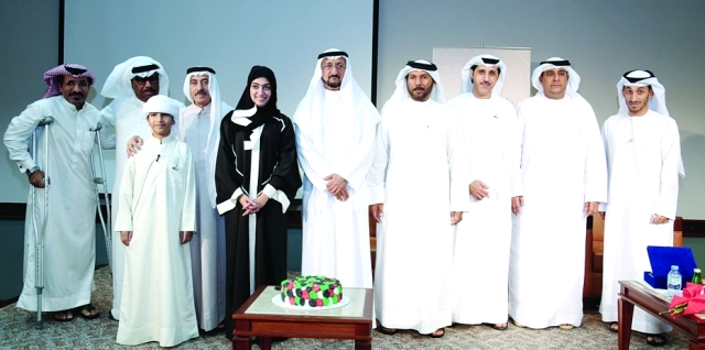 "■ سلطان صقر السويدي يتوسط الشعراء محمد البريكي وعتيق الكعبي وشيخة المطيري والفنان إبراهيم جمعة | من المصدر"