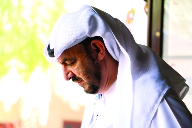 عمر المعلمي 32 عاماً من حب العمل البريدي