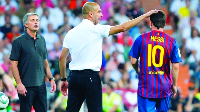 "■ غوارديولا يهنىء ميسي خلال ذهاب السوبر الإسباني أمام ريال مدريد في 14 أغسطس 2011 | ارشيفية"