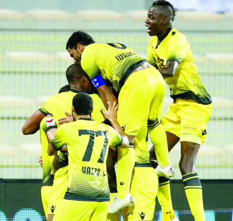 "فرحة لاعبي الوصل بتحقيق الفوز على بني ياس ( البيان)"