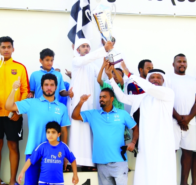 "■ بن دسمال يقدم كأس المركز الأول لطاقم القارب «أف 3» | البيان"